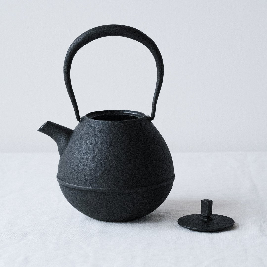 未使用　南部鉄器　鉄瓶 心身両面にうれしいモダンな佇まいの鉄瓶 – Envelope - エンベロープ