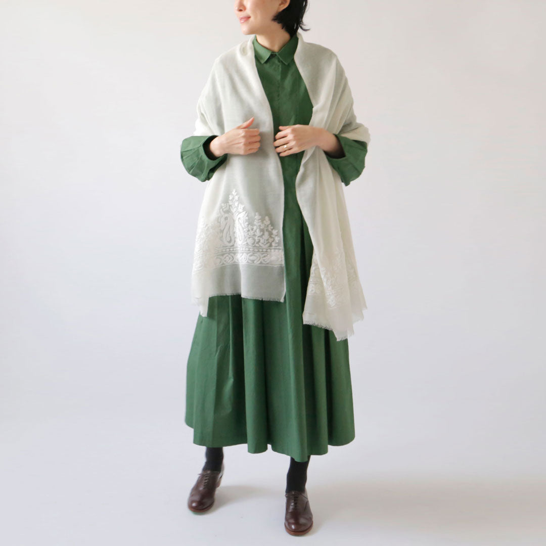 ナチュラル　ワンピース：［Khadi and Co.］  プリーツワンピース（YESH）　(モデル身長166cm)