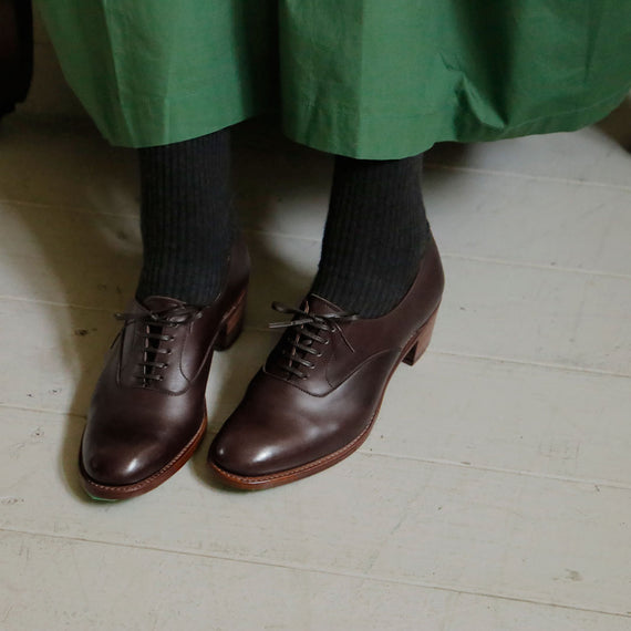 ダークブラウン　ワンピース： ［Khadi and Co.］ プリーツワンピース（YESH）　靴下：ショーセット・ロン2