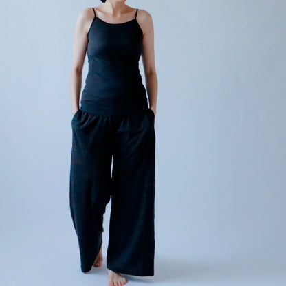 ノアール・シャルボン　パンツ：クレート（モデル身長166cm）