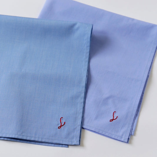 左：ブル・ピンチェック（コットン）　右：ブルシャンブレー（コットン）