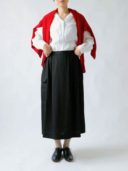 38サイズ　スカート：ブルーナ、カーディガン：サフィア、靴下：ショーセット・ロン（モデル身長168cm）