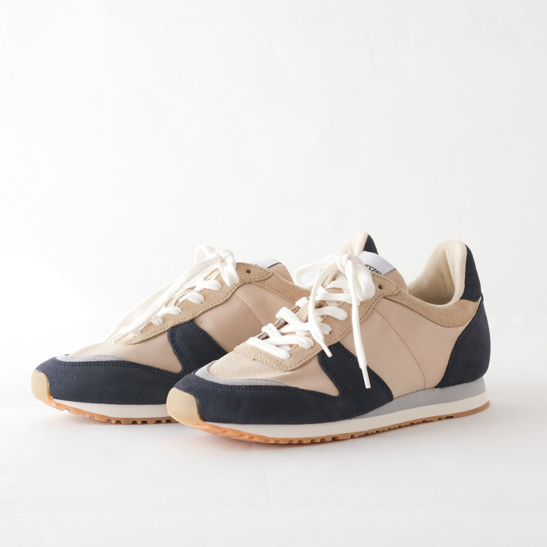 いつもの服に馴染む、素朴な質感のハンドメイドのスニーカー