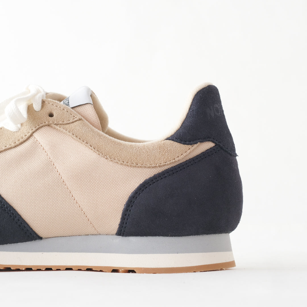 いつもの服に馴染む、素朴な質感のハンドメイドのスニーカー