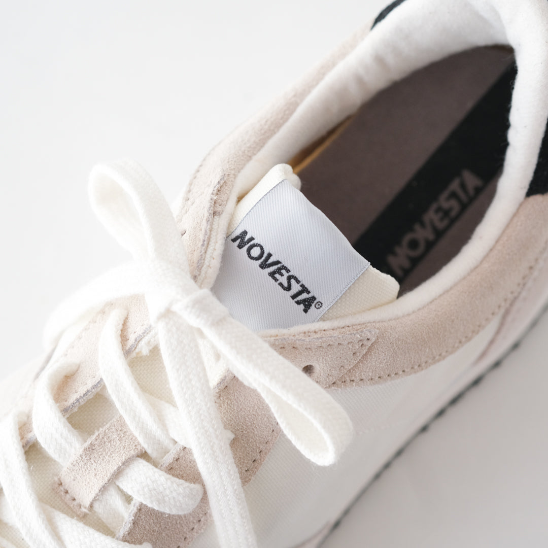 いつもの服に馴染む、素朴な質感のハンドメイドのスニーカー