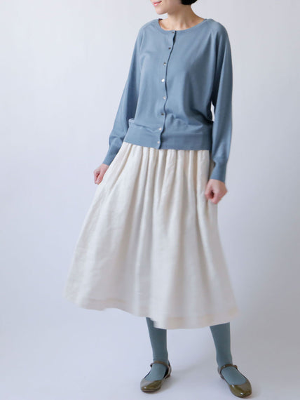 ブルー・セルリアン　スカート：アニエス4、靴下：ショーセット・ロン2（モデル身長166cm）