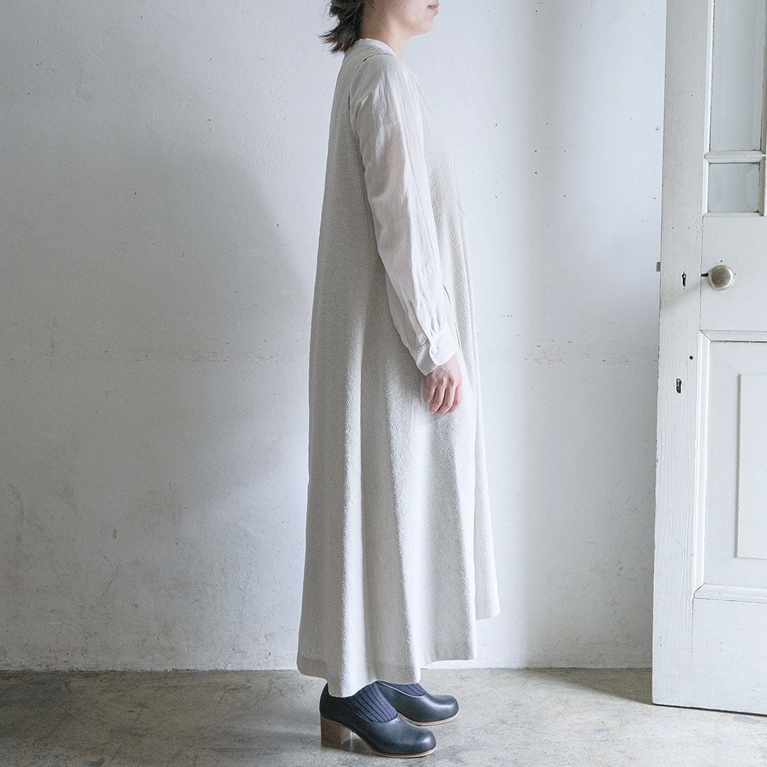 古いドレスシャツの雰囲気を宿す表情豊かなワンピース – Envelope