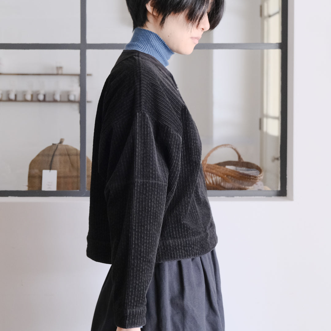 ブラウスとアウターの中間を担う、機能美に富んだ一枚 – Envelope