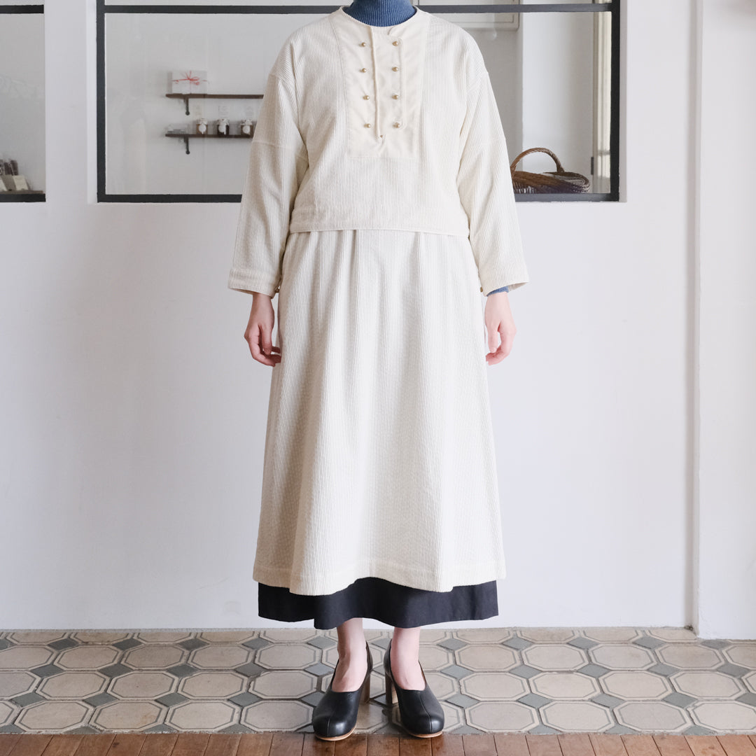 ブラウスとアウターの中間を担う、機能美に富んだ一枚 – Envelope