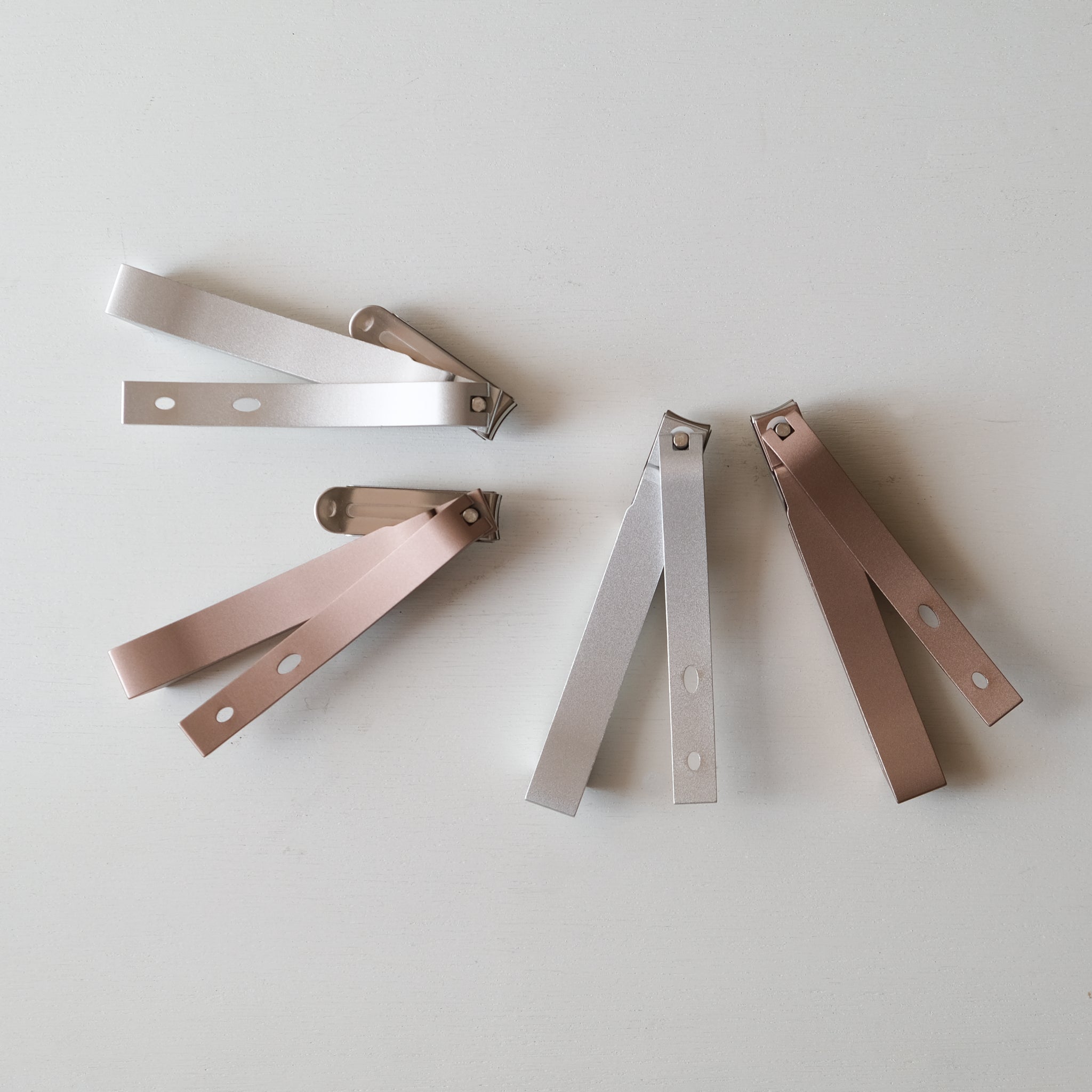 ホワイト爪切り スリムデザイン 利き手じゃなくても、力をかけずにきれいに切れるつめ切り – Envelope