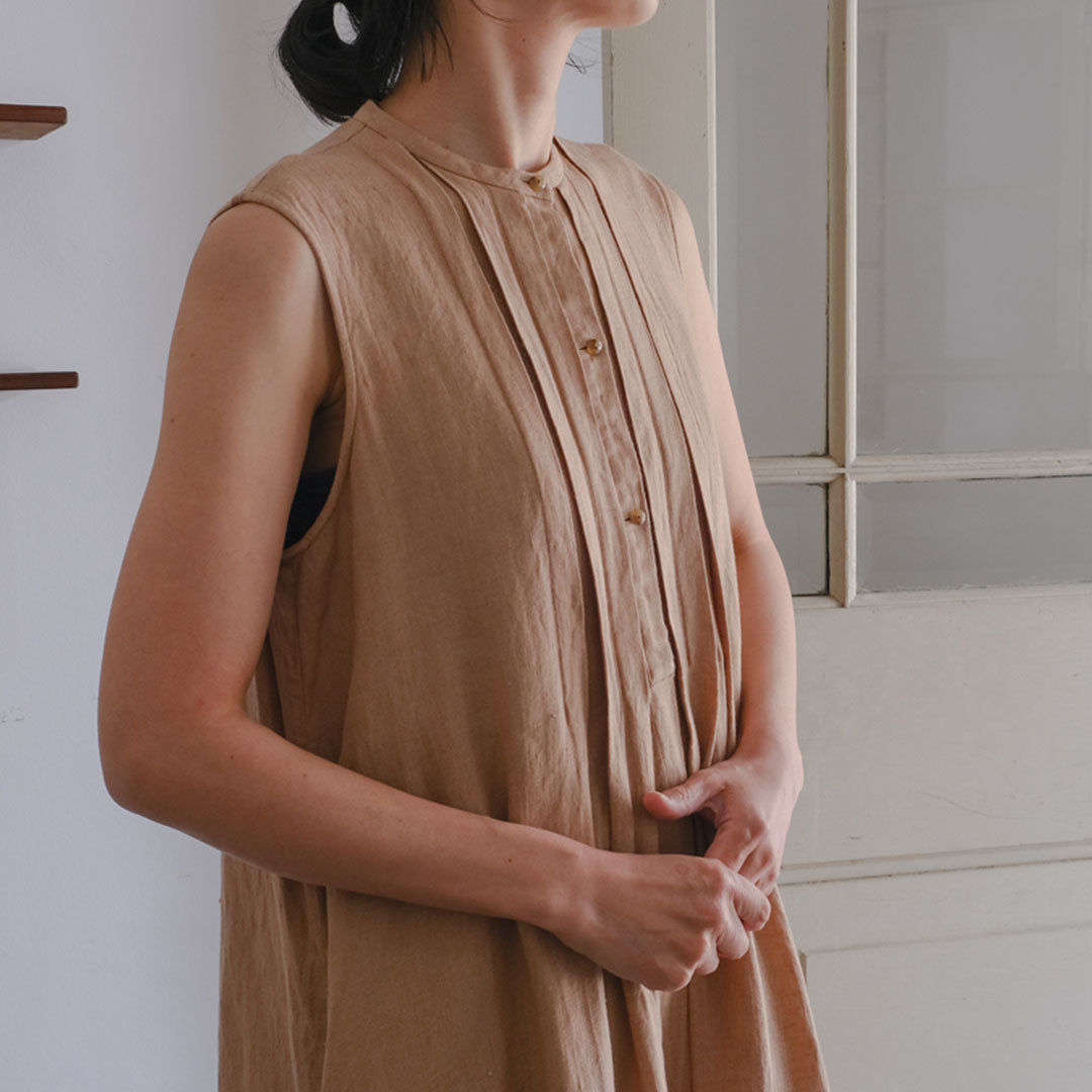 ［SALUÉ］ピンタックノースリーブドレス／ミッドウェイトリネン
