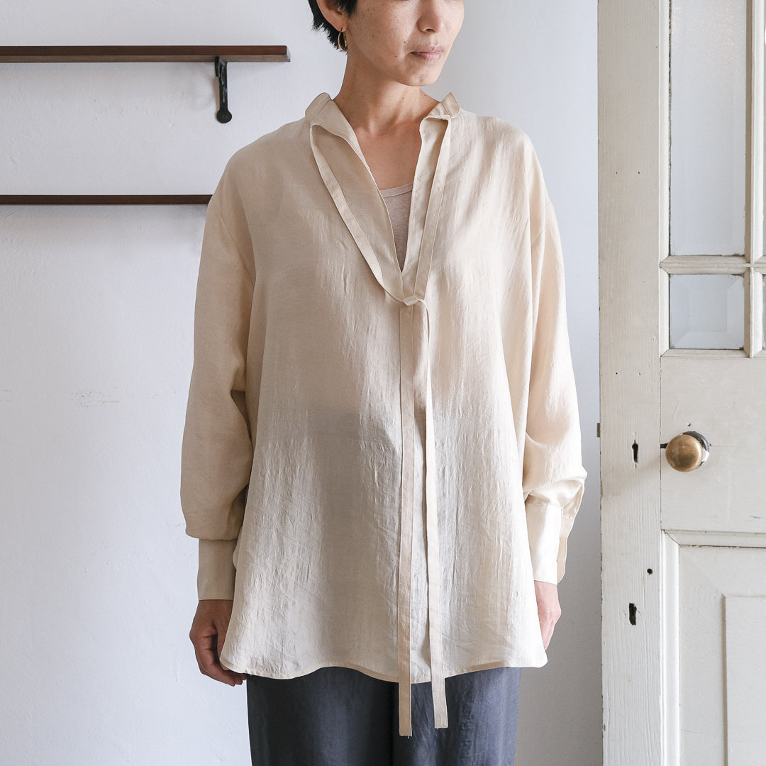 着方で雰囲気を変えて。リラックスして着たい大人のボウタイブラウス