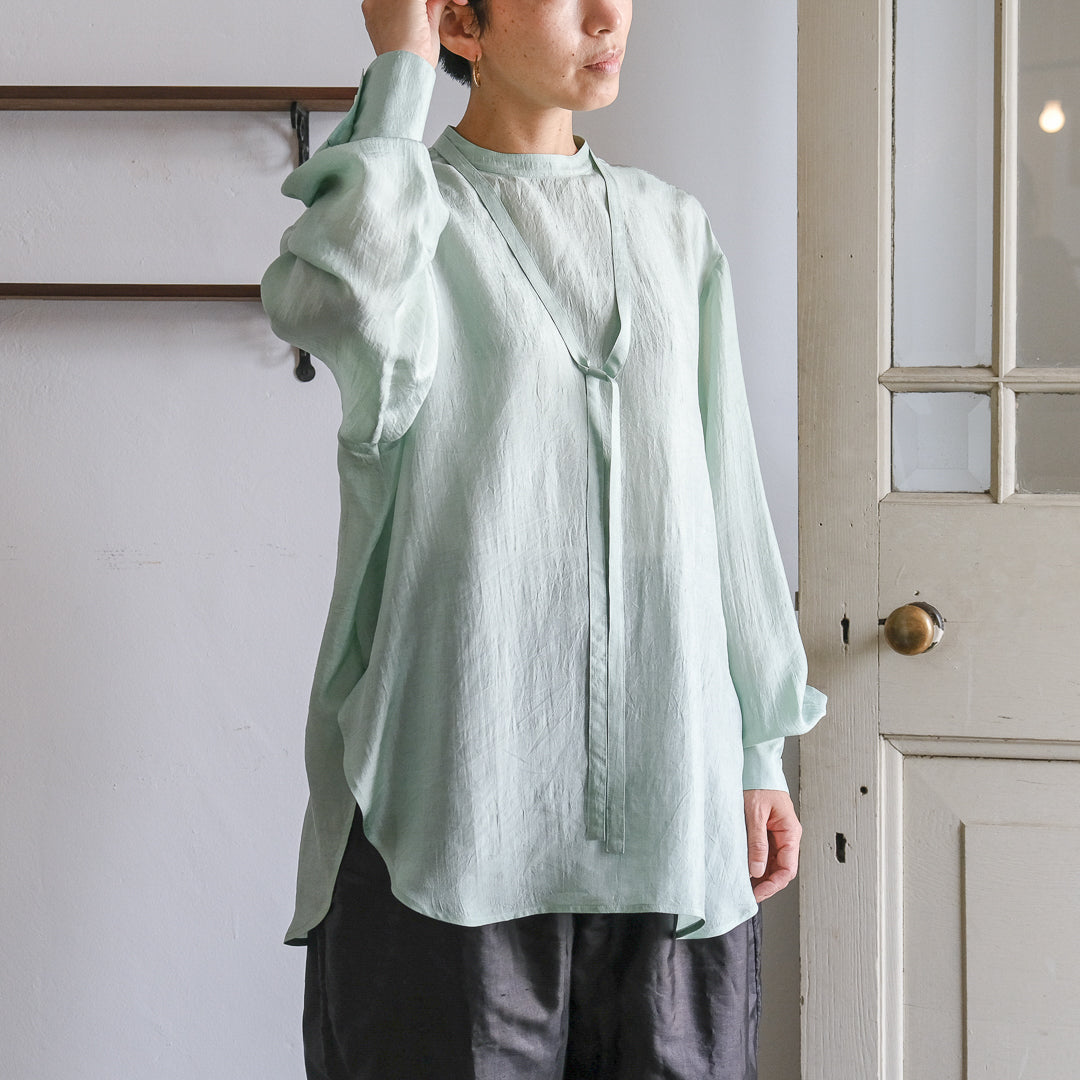 着方で雰囲気を変えて。リラックスして着たい大人のボウタイブラウス