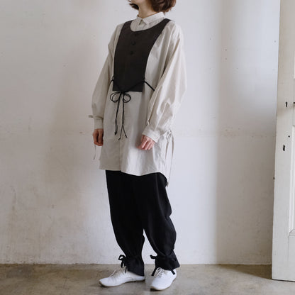 さざなむ夜 classic long shirtと合わせて（モデル身長161cm）